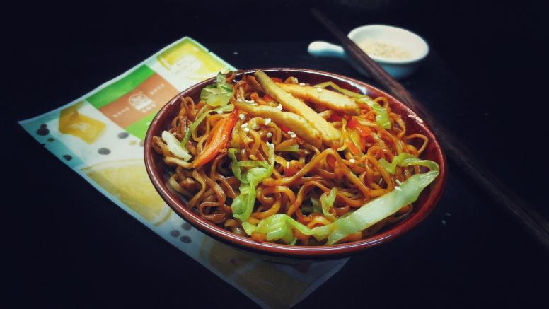 太阳谷鸡胸炒三丝面