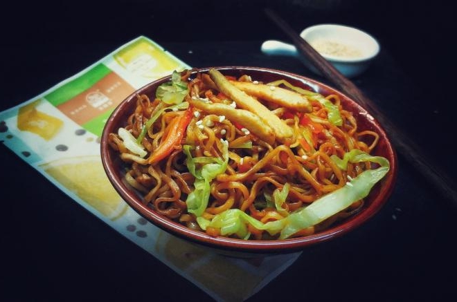 太阳谷鸡胸炒三丝面