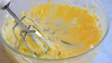 用电动搅拌器的打蛋头，手动搅拌一下，防止突然快速搅拌，糖粉到处乱溅，再启动电动打蛋器，搅打至蓬松发白的状态