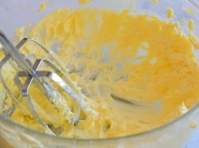 用电动搅拌器的打蛋头，手动搅拌一下，防止突然快速搅拌，糖粉到处乱溅，再启动电动打蛋器，搅打至蓬松发白的状态