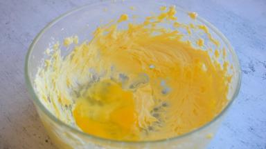 分三次加入室温的鸡蛋液，每次加入后都用电动打蛋器搅拌至均匀，再加下一次鸡蛋液