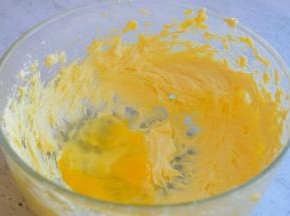 分三次加入室温的鸡蛋液，每次加入后都用电动打蛋器搅拌至均匀，再加下一次鸡蛋液