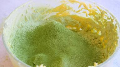 混合过筛低筋面粉和抹茶粉，一定要过筛，这样做的饼干里没用面粉小颗粒，口感更好