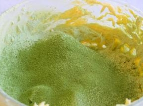 混合过筛低筋面粉和抹茶粉，一定要过筛，这样做的饼干里没用面粉小颗粒，口感更好