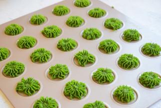 将曲奇挤在烤盘上，我用的是专门烤曲奇的烤盘，这样挤的好处是，大小比较均匀