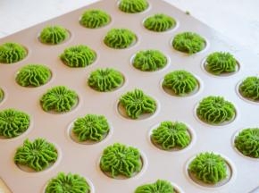 将曲奇挤在烤盘上，我用的是专门烤曲奇的烤盘，这样挤的好处是，大小比较均匀