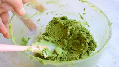 用刮刀翻拌均匀，记住不要过度搅拌，以免起筋，影响口感