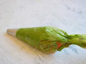 再装裱花袋，装裱花袋之前，要把裱花嘴放进裱花袋中，装完后，在裱花袋底部剪一个小孔