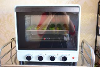 挤曲奇的时候，预热烤箱，上火165度，下火150度，放在中层烤20钟，烤15分钟的时候可以盖一张锡纸，可以让曲奇的颜色更好看