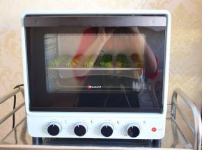 挤曲奇的时候，预热烤箱，上火165度，下火150度，放在中层烤20钟，烤15分钟的时候可以盖一张锡纸，可以让曲奇的颜色更好看