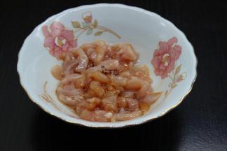 猪瘦肉洗净，切成肉末，放盐、油、生抽、拌均。豆豉洗净沥干水，香葱、辣椒分别洗净切好，待用。
