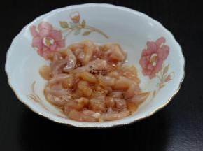 猪瘦肉洗净，切成肉末，放盐、油、生抽、拌均。豆豉洗净沥干水，香葱、辣椒分别洗净切好，待用。