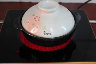 把炒过的茄子倒入瓦煲，再小火煸香豆豉，肉末大火爆炒五成熟，一起倒入茄子瓦煲，然后放辣椒、盐、油、生抽、老抽，生粉勾芡，加入热高汤，浸没食材。没有高汤可以加入沸水，加点鸡粉。大火煮沸之后，小火慢炖6分钟，