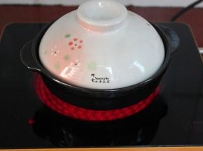把炒过的茄子倒入瓦煲，再小火煸香豆豉，肉末大火爆炒五成熟，一起倒入茄子瓦煲，然后放辣椒、盐、油、生抽、老抽，生粉勾芡，加入热高汤，浸没食材。没有高汤可以加入沸水，加点鸡粉。大火煮沸之后，小火慢炖6分钟，