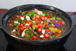 炖好的茄子煲，加点香葱，香飘四溢，软绵入口。放生抽加鲜味，放老抽上色，所以生抽、老抽都要放，茄子煲才好吃。