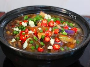 炖好的茄子煲，加点香葱，香飘四溢，软绵入口。放生抽加鲜味，放老抽上色，所以生抽、老抽都要放，茄子煲才好吃。