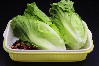 食材准备：生菜2颗、干辣椒3个、蒜头1个、盐2克、油2ml、香醋1ml
