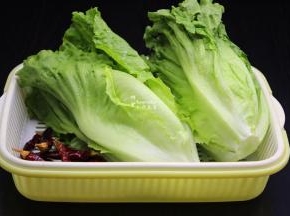 食材准备：生菜2颗、干辣椒3个、蒜头1个、盐2克、油2ml、香醋1ml