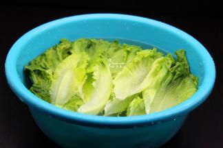 新鲜的生菜叶，一片一片叶子摘下，用清水冲洗干净泥沙。然后用洗米水浸泡8分钟，捞出，再用清水洗净即可。