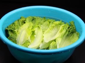 新鲜的生菜叶，一片一片叶子摘下，用清水冲洗干净泥沙。然后用洗米水浸泡8分钟，捞出，再用清水洗净即可。