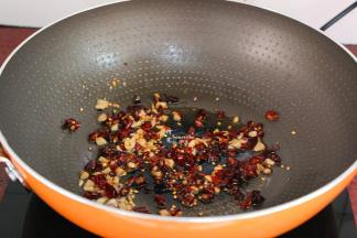 干辣椒、洗净剁碎，选择干辣椒会很香。蒜头去皮，剁碎成蒜末。热锅，倒油，小火煸香蒜末，再放入辣椒煸炒香辣味。干辣椒易糊，一定要热油，小火。