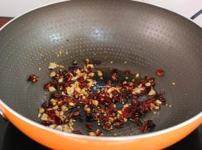 干辣椒、洗净剁碎，选择干辣椒会很香。蒜头去皮，剁碎成蒜末。热锅，倒油，小火煸香蒜末，再放入辣椒煸炒香辣味。干辣椒易糊，一定要热油，小火。