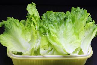 洗净的生菜，用漏水篮子，装好，把生菜叶上水全部沥干，有水炒的生菜不好吃，影响口感，生菜上的水一定要沥干哦。