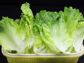 洗净的生菜，用漏水篮子，装好，把生菜叶上水全部沥干，有水炒的生菜不好吃，影响口感，生菜上的水一定要沥干哦。