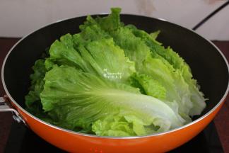 改为大火，快速放生菜爆炒，可以用筷子迅速翻炒，锅铲翻炒会叠加叶片，用筷子翻炒，能一片一片叶子分离，让菜叶受热均匀，颜色翠绿。