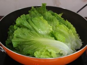 改为大火，快速放生菜爆炒，可以用筷子迅速翻炒，锅铲翻炒会叠加叶片，用筷子翻炒，能一片一片叶子分离，让菜叶受热均匀，颜色翠绿。