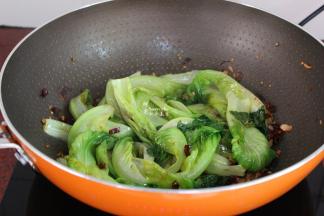 生菜变软，放盐、香醋炒均，关火，这个时候的生抽爽口而翠绿，非常好吃。重口味的还可以放点生抽，更开胃下饭。