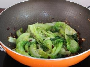 生菜变软，放盐、香醋炒均，关火，这个时候的生抽爽口而翠绿，非常好吃。重口味的还可以放点生抽，更开胃下饭。