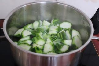 清水煮沸，切好的丝瓜、生姜丝倒入锅里，再放一点油，大火煮，不要盖盖子，开着盖煮丝瓜颜色会翠绿，丝瓜会好吃。