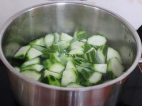 清水煮沸，切好的丝瓜、生姜丝倒入锅里，再放一点油，大火煮，不要盖盖子，开着盖煮丝瓜颜色会翠绿，丝瓜会好吃。