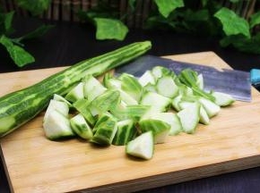 丝瓜用清水洗净，滚刀切法切块