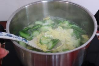 丝瓜六成熟的时候，把调均鸡蛋液快速倒入锅里，用勺子搅拌，不能让鸡蛋结块。