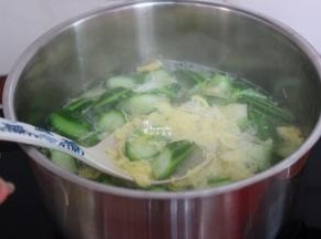 丝瓜六成熟的时候，把调均鸡蛋液快速倒入锅里，用勺子搅拌，不能让鸡蛋结块。