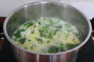 鸡蛋下锅20秒就可以关火，否则鸡蛋会变老，就不香滑了。关火之后放盐、香葱稍微拌均即可享用。