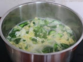 鸡蛋下锅20秒就可以关火，否则鸡蛋会变老，就不香滑了。关火之后放盐、香葱稍微拌均即可享用。