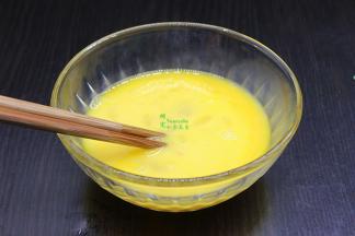 生姜洗净切丝，待用。鸡蛋去壳，顺方向打散调均。不要放油和盐，油和盐会破坏蛋白的营养组成。
