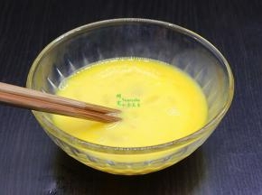 生姜洗净切丝，待用。鸡蛋去壳，顺方向打散调均。不要放油和盐，油和盐会破坏蛋白的营养组成。