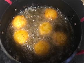 油锅烧至七成热下入土豆丸子，保持中火炸至表面金黄即可。