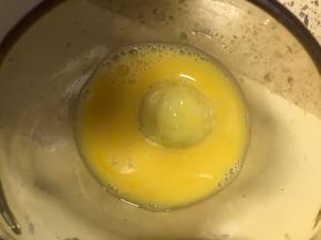 裹上一层鸡蛋液。