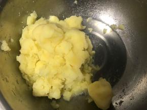 土豆蒸熟去皮压成泥，加入盐花椒粉拌匀。