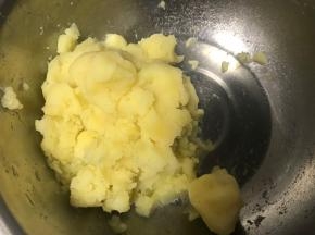 土豆蒸熟去皮压成泥，加入盐花椒粉拌匀。