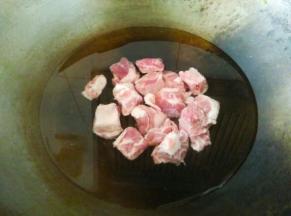 排骨放冷水锅中焯水