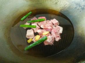 然后放入姜蒜和葱叶