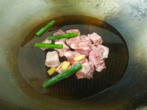 然后放入姜蒜和葱叶