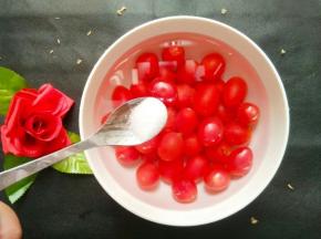 小番茄洗干净然后放少许盐浸泡十分钟