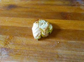 生姜洗净拍破